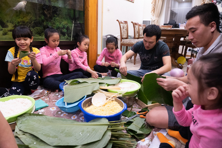 Tết cổ truyền là dịp để bồi đắp thêm những tri thức, kinh nghiệm dân gian, phong tục tập quán, những nét đẹp văn hóa, hay những bài học đạo lý của dân tộc Việt Nam. Trong buổi gói bánh, bố mẹ cũng chỉ cho con cả cách đối nhân xử thế.