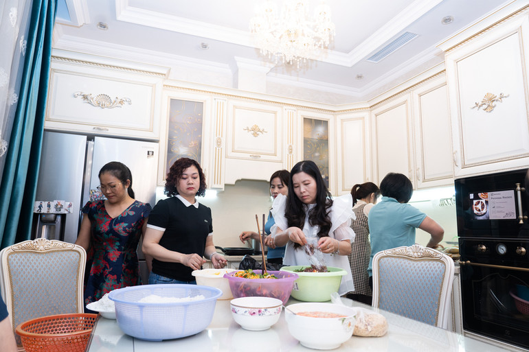 Chiều 26 tháng Chạp, gần chục gia đình Việt Nam tại khu chung cư “Zilart” có mặt đông đủ tại nhà anh Lê Bá Toàn, cùng nhau gói những chiếc bánh chưng xanh đón Tết cổ truyền dân tộc.