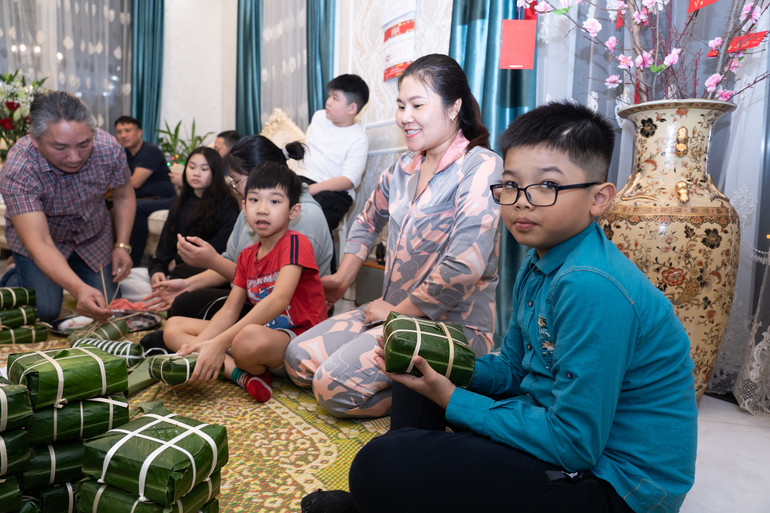 Tại Nga, dịp Tết âm lịch, trẻ em vẫn đi học bình thường. Một số gia đình có điều kiện, bố mẹ cho con về đón Tết cùng ông bà, họ hàng ở Việt Nam. Còn đa số các cháu đón Tết Nguyên đán ở Nga.