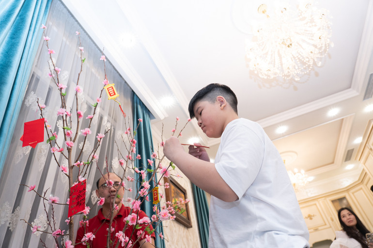 Ngày Tết ở Nga dù không được đủ đầy như ở Việt Nam, song vẫn có cành đào, bánh chưng, dưa muối... Không khí gia đình vẫn ấm áp. Anh Toàn cũng thiết kế cành đào lì xì đầu năm cho các cháu.