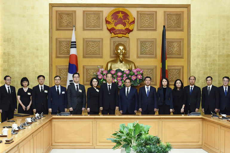 Thủ tướng Phạm Minh Chính, Thủ tướng Hàn Quốc Han Duck Soo và các thành viên đoàn.