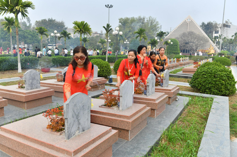 Các đoàn khách thập phương và thân nhân các anh hùng liệt sĩ thắp hương tưởng nhớ các liệt sĩ tại Nghĩa trang liệt sĩ Quốc gia A1.