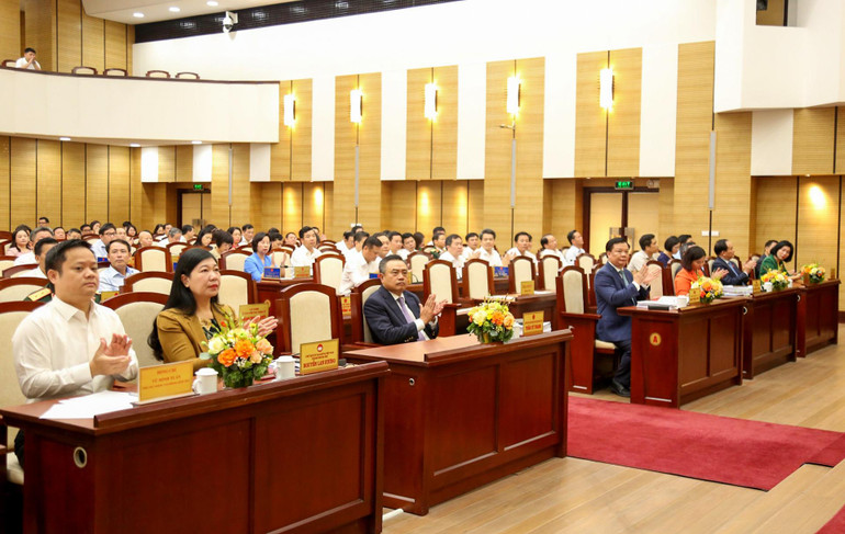 Bí thư Thành ủy Đinh Tiến Dũng, Chủ tịch UBND thành phố Trần Sỹ Thanh cùng các đồng chí lãnh đạo thành phố và các đại biểu dự phiên họp. (Ảnh Duy Linh)