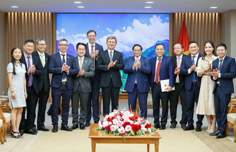 Thủ tướng Thủ tướng Phạm Minh Chính và các thành viên hai đoàn chụp ảnh lưu niệm.