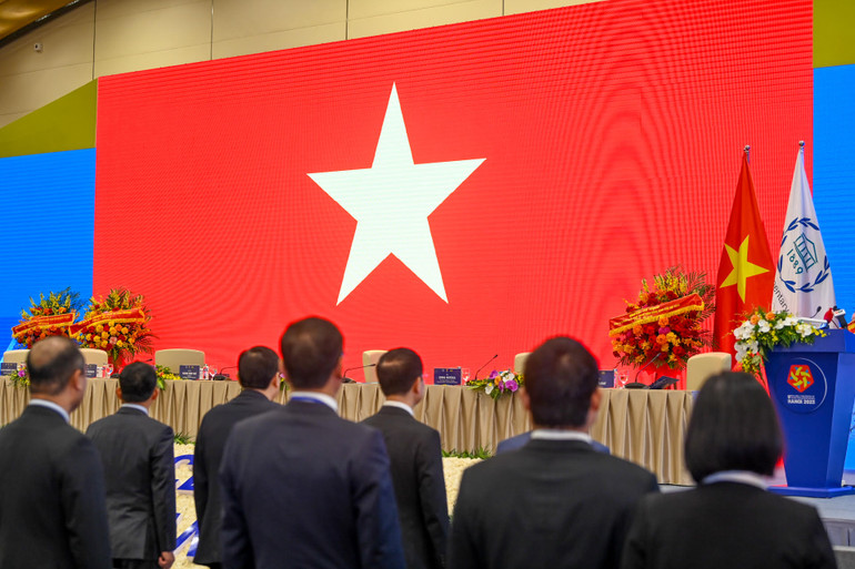 Các đại biểu thực hiện nghi thức chào cờ tại lễ khai mạc.