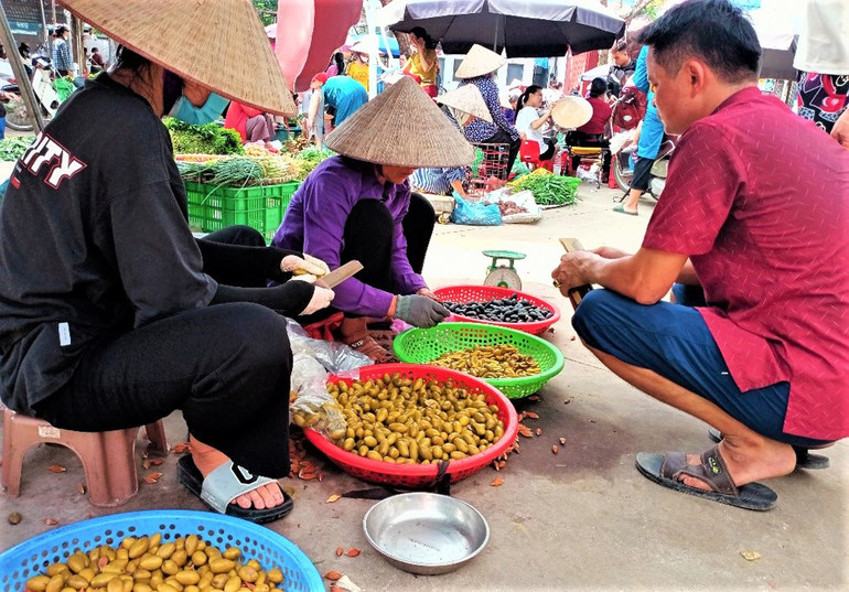 Chợ bán các mặt hàng nông sản địa phương.