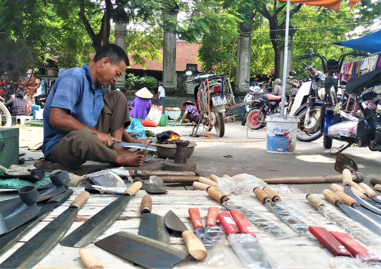 Các sản phẩm làng nghề địa phương.