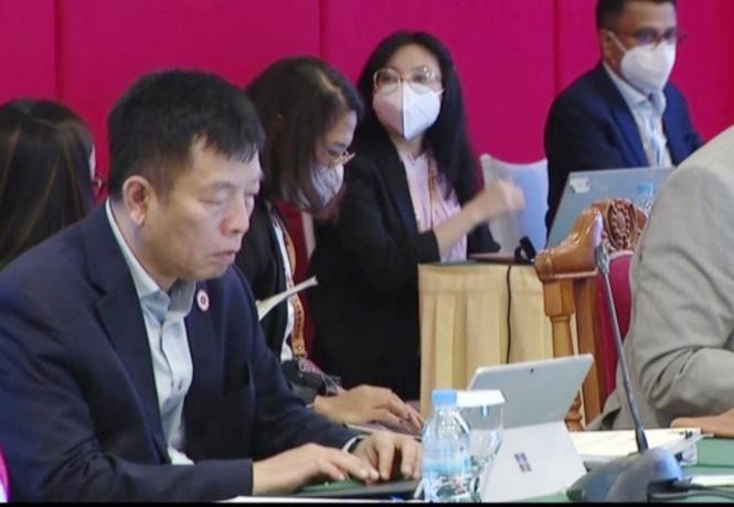 Đại sứ Vũ Hồ, Quyền Trưởng SOM ASEAN Việt Nam tham dự cuộc họp.