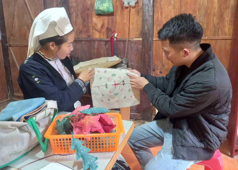 Sản phẩm khăn tay mang họa tiết độc đáo.