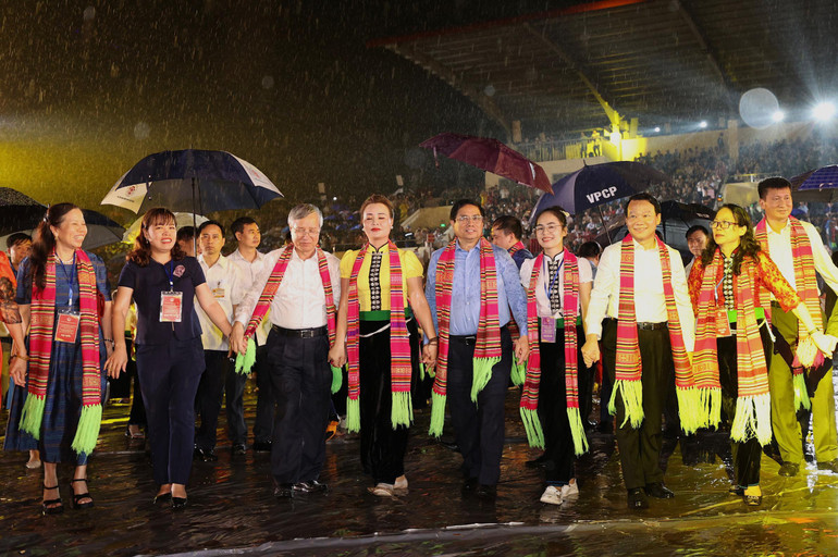 Thủ tướng Phạm Minh Chính và các đại biểu cùng hòa chung điệu Xòe Thái. Thủ tướng Phạm Minh Chính và các đại biểu cùng hòa chung điệu Xòe Thái.