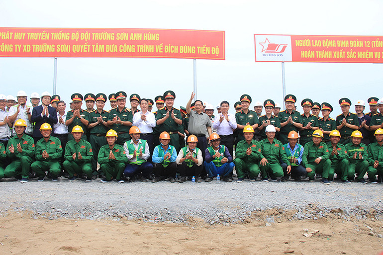 Thủ tướng Phạm Minh Chính chụp hình lưu niệm với các lực lượng tham gia thực hiện dự án. Thủ tướng Phạm Minh Chính chụp hình lưu niệm với các lực lượng tham gia thực hiện dự án.