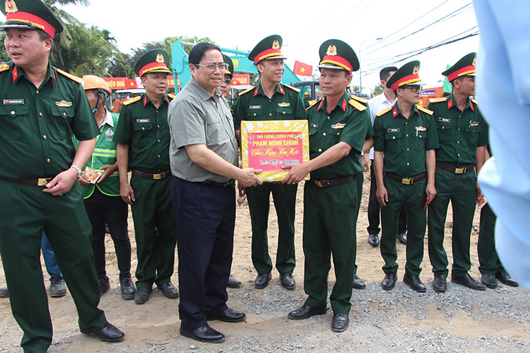 Thủ tướng Phạm Minh Chính tặng quà cho cán bộ, chiến sĩ Binh đoàn 12. Thủ tướng Phạm Minh Chính tặng quà cho cán bộ, chiến sĩ Binh đoàn 12.