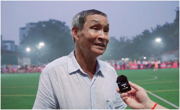 Ông Mai Đức Chung HLV đội tuyển bóng đá nữ Việt Nam có mặt tại trận đấu cuối cùng của mùa giải Queen League S1.