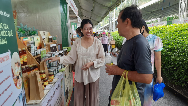 Người dân đến tham quan, mua sắm tại Hội chợ-Triển lãm.