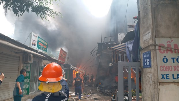 Hỏa hoạn tại một cửa hàng vàng mã tại khu vực chợ Quang, Hà Nội. (Ảnh: TTXVN)