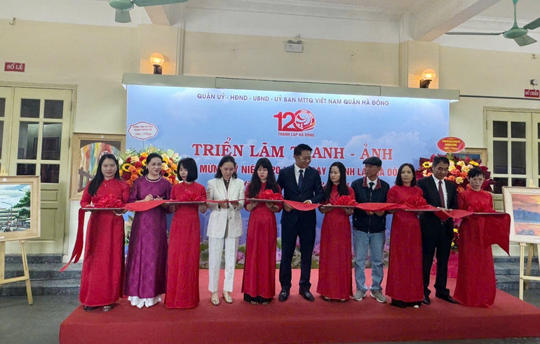 Bí thư Quận ủy Hà Đông Nguyễn Thanh Xuân và Chủ tịch UBND Quận Hà Đông Cấn Thị Việt Hà cắt băng khai mạc triển lãm.