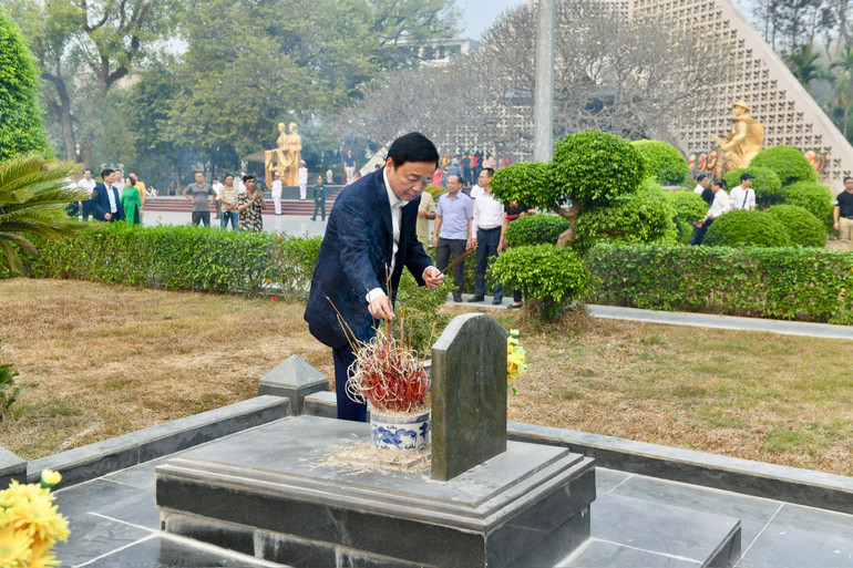 Phó Thủ tướng Trần Hồng Hà thành kính tưởng nhớ công ơn các Anh hùng liệt sĩ đã anh dũng hy sinh tại chiến trường Điện Biên Phủ.