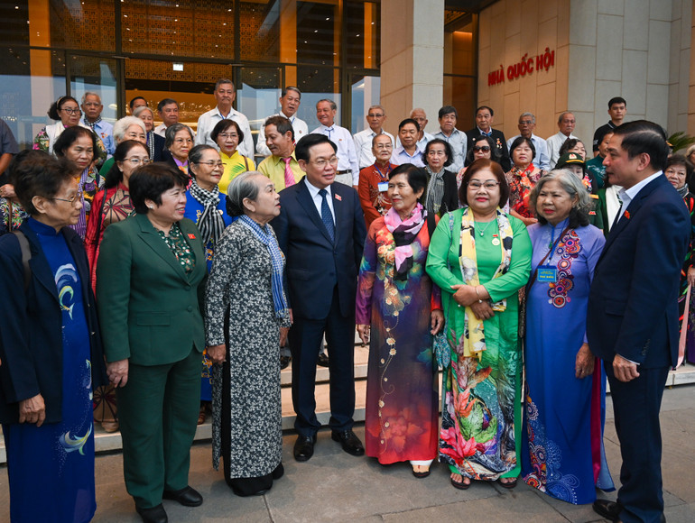 Chủ tịch Quốc hội Vương Đình Huệ thăm hỏi, trò chuyện với các đại biểu tại buổi gặp mặt.