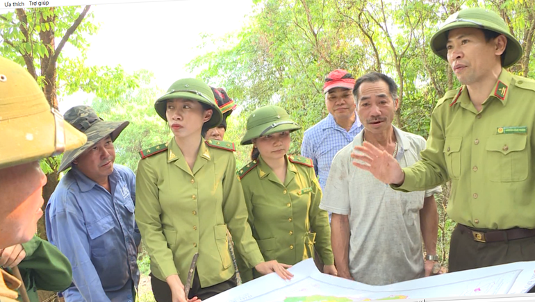 Cán bộ Kiểm lâm Điện Biên cùng nhân dân tuần tra, bảo vệ rừng.