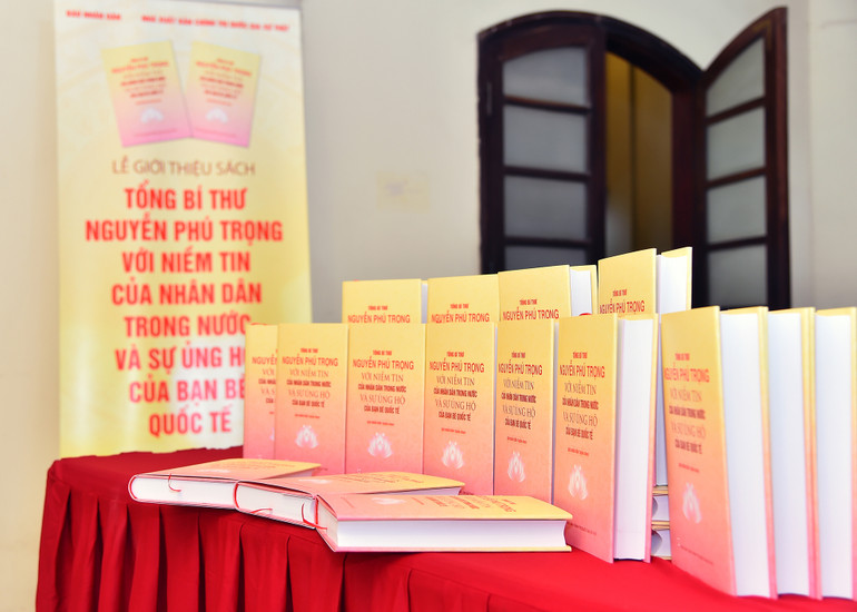 Cuốn sách “Tổng Bí thư Nguyễn Phú Trọng với niềm tin của nhân dân trong nước và sự ủng hộ của bạn bè quốc tế” được trưng bày, giới thiệu tại lễ ra mắt.