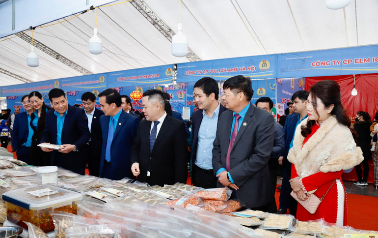 Các đại biểu tham quan các gian hàng tại chợ Tết.