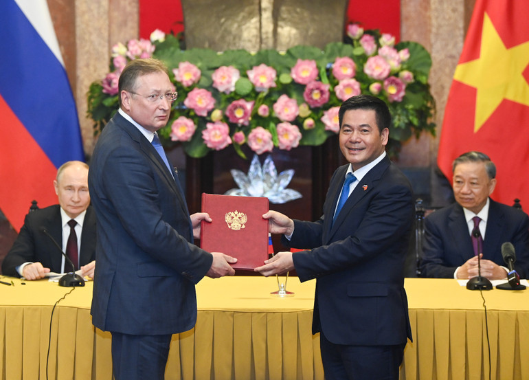 Chủ tịch nước Tô Lâm và Tổng thống Liên bang Nga Vladimir Putin chứng kiến lễ trao Giấy chứng nhận đăng ký đầu tư điều chỉnh lô 11-2 cho Tập đoàn Zarubezhneft.