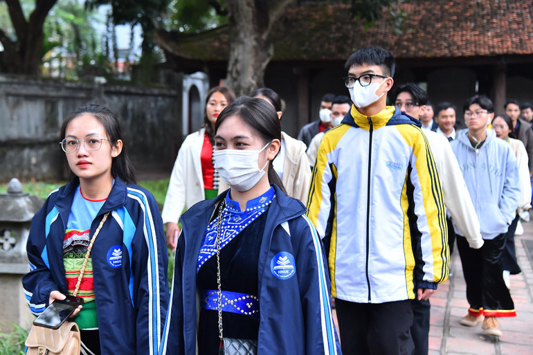 Với nhiều học sinh, sinh viên, thanh niên dân tộc thiểu số, đây là lần đầu tiên các bạn được ra Thủ đô Hà Nội. Với nhiều học sinh, sinh viên, thanh niên dân tộc thiểu số, đây là lần đầu tiên các bạn được ra Thủ đô Hà Nội.