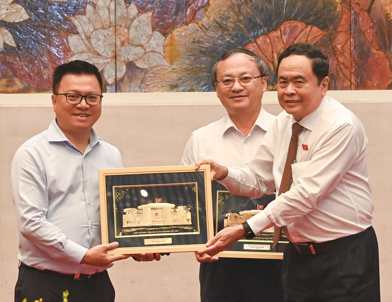 Chủ tịch Quốc hội Trần Thanh Mẫn tặng quà lưu niệm cho Tổng Biên tập Báo Nhân Dân, Chủ tịch Hội Nhà báo Việt Nam Lê Quốc Minh.