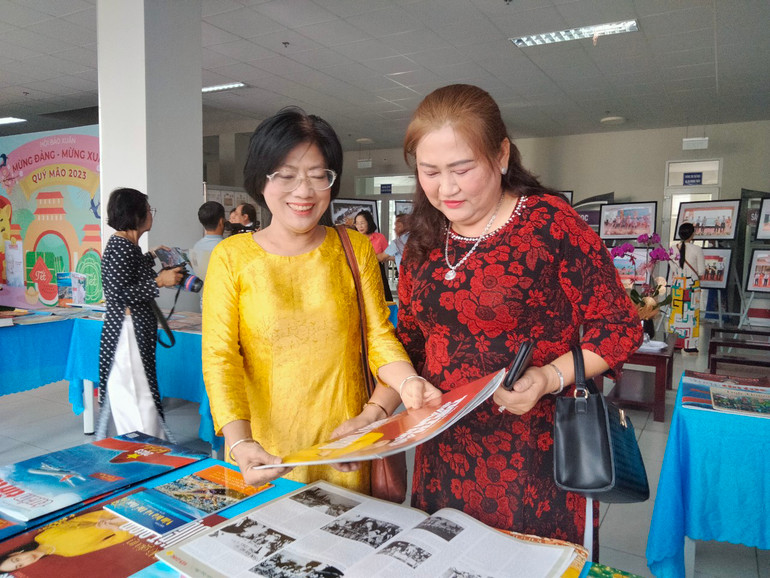 Các đại biểu xem các ấn phẩm, giai phẩm Xuân Quý Mão 2023.