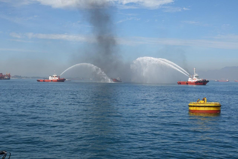 Sự cố cháy tàu dầu Trường Sa nhanh chóng được dập tắt. Sự cố cháy tàu dầu Trường Sa nhanh chóng được dập tắt.