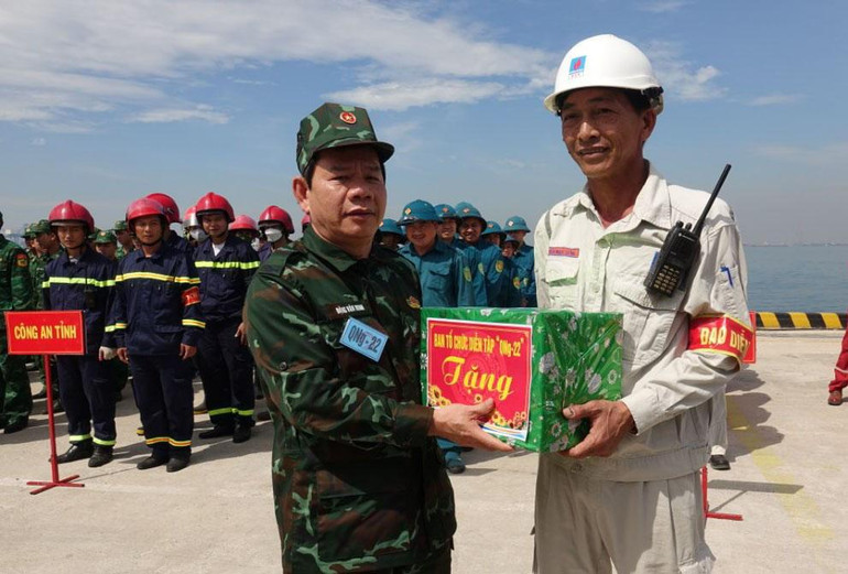 Lãnh đạo tỉnh Quảng Ngãi tặng quà, động viên lực lượng trực tiếp tham gia diễn tập. Lãnh đạo tỉnh Quảng Ngãi tặng quà, động viên lực lượng trực tiếp tham gia diễn tập.