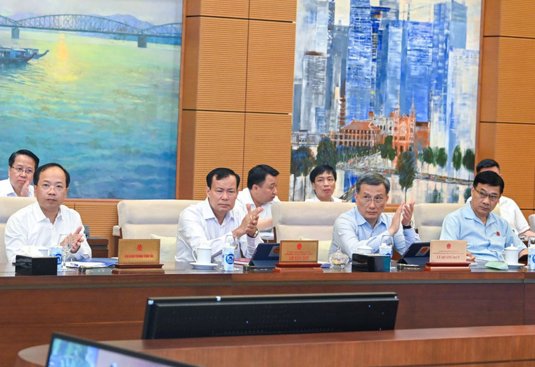 Các Ủy viên Ủy ban Thường vụ Quốc hội và các đại biểu dự phiên họp.