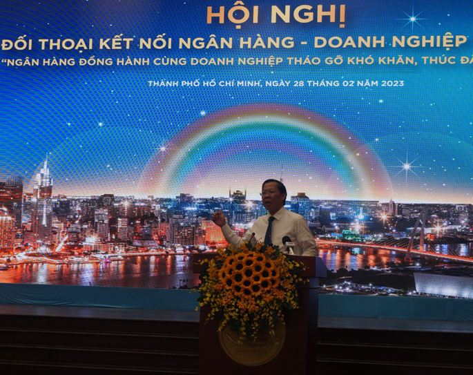 Chủ tịch Ủy ban nhân dân Thành phố Hồ Chí Minh Phan Văn Mãi phát biểu tại hội nghị.