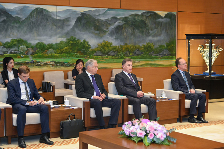 Đại sứ Liên bang Nga tại Việt Nam Gennady Bezdetko cùng các đại biểu Tòa án Tối cao Liên bang Nga dự buổi tiếp. Đại sứ Liên bang Nga tại Việt Nam Gennady Bezdetko cùng các đại biểu Tòa án Tối cao Liên bang Nga dự buổi tiếp.