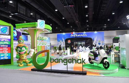 Trạm đổi pin và các mô hình năng lượng sạch trưng bày tại gian của Tập đoàn Bang Chak.