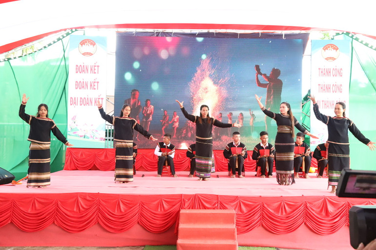 Giao lưu văn nghệ tại Ngày hội Đại đoàn kết các dân tộc xã Ea Tiêu năm 2023.