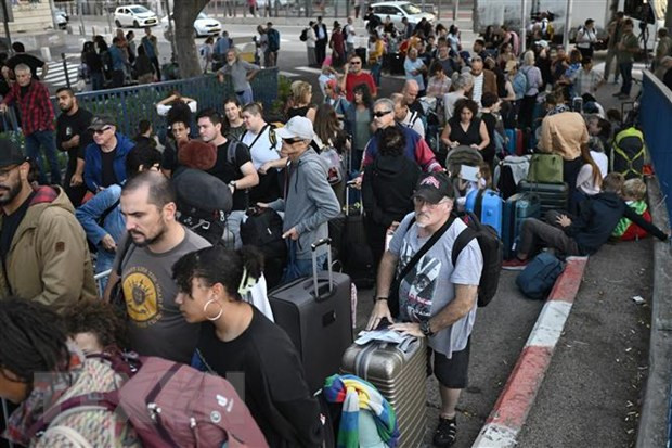 Công dân Mỹ chờ được sơ tán tại khu cảng Haifa, miền Bắc Israel, trong bối cảnh xung đột bùng phát giữa Israel và phong trào Hamas. (Ảnh: AFP/TTXVN)
