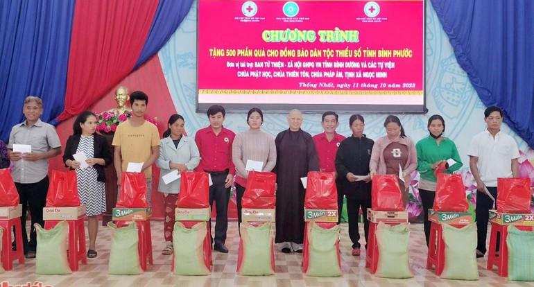 Ban tổ chức trao quà cho các hộ gia đình đồng bào dân tộc thiểu số có hoàn cảnh khó khăn.