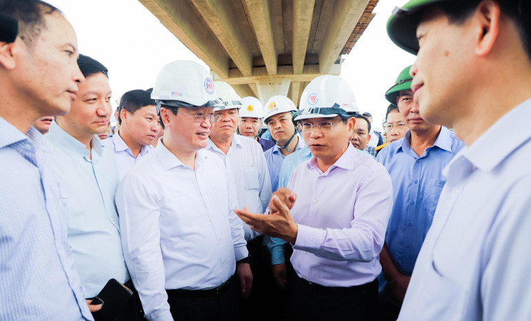 Bộ trưởng Giao thông Vận tải Nguyễn Văn Thắng chỉ đạo tháo gỡ vướng mắc trong giải phóng mặt bằng tại hiện trường dự án.