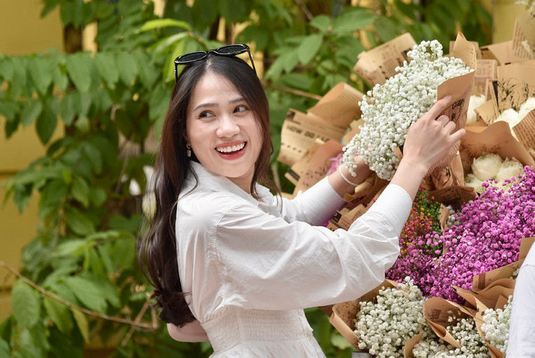 Nhiều bạn trẻ mua hoa để chụp ảnh nhanh rồi thanh lý lại giá rẻ ngay sau đó. Nhiều bạn trẻ mua hoa để chụp ảnh nhanh rồi thanh lý lại giá rẻ ngay sau đó.