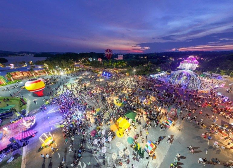 Đêm cuối tuần ở Đại Lải. Đêm cuối tuần ở Đại Lải.