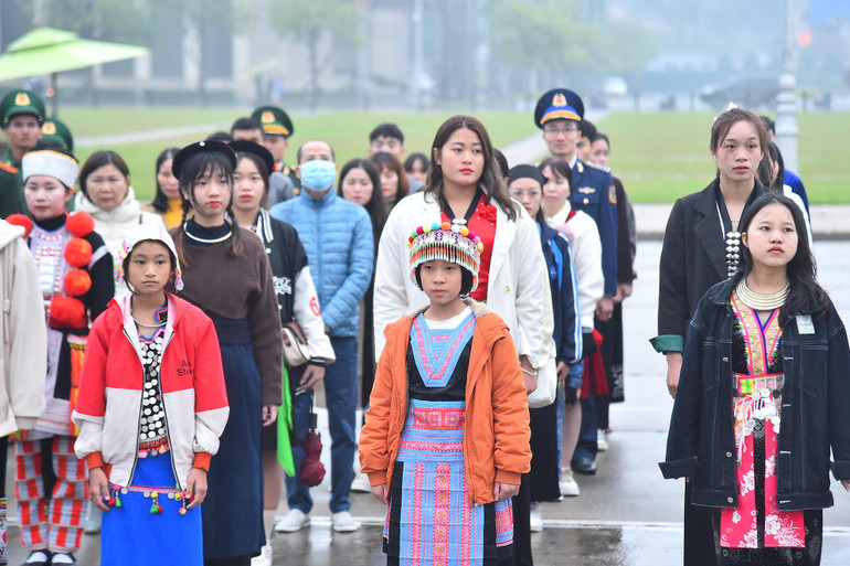Trong không khí se lạnh, các đại biểu học sinh, sinh viên, thanh niên dân tộc thiểu số với trang phục truyền thống đã tề tựu tại Quảng trường Ba Đình tham dự lễ Báo công dâng Bác.