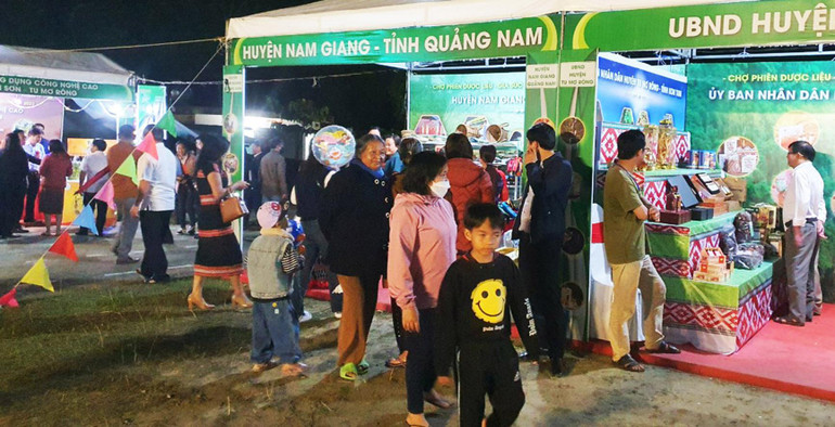 Gian hàng của huyện Nam Giang, tỉnh Quảng Nam thu hút đông đảo người dân và du khách tham quan, mua sắm. Gian hàng của huyện Nam Giang, tỉnh Quảng Nam thu hút đông đảo người dân và du khách tham quan, mua sắm.