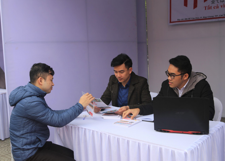 Anh Nguyễn Văn Phương, ở phường Hợp Giang, thành phố Cao Bằng (Cao Bằng) tìm hiểu thông tin, yêu cầu sang làm việc tại Nhật Bản.