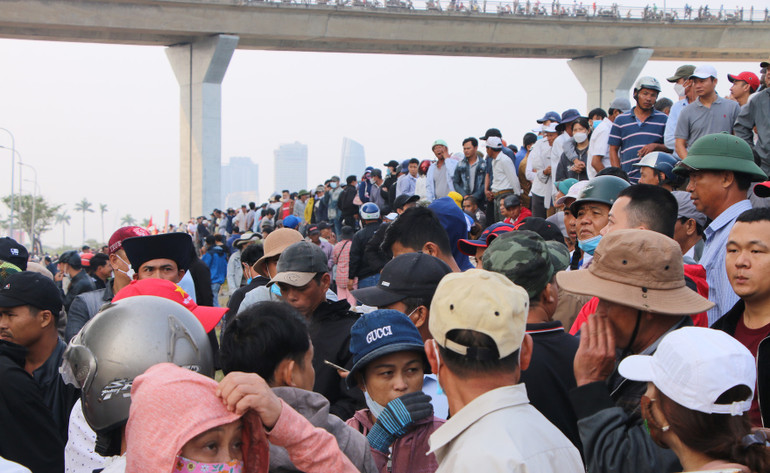 Rất đông người dân, du khách đến xem và cổ vũ cho giải đua thuyền.