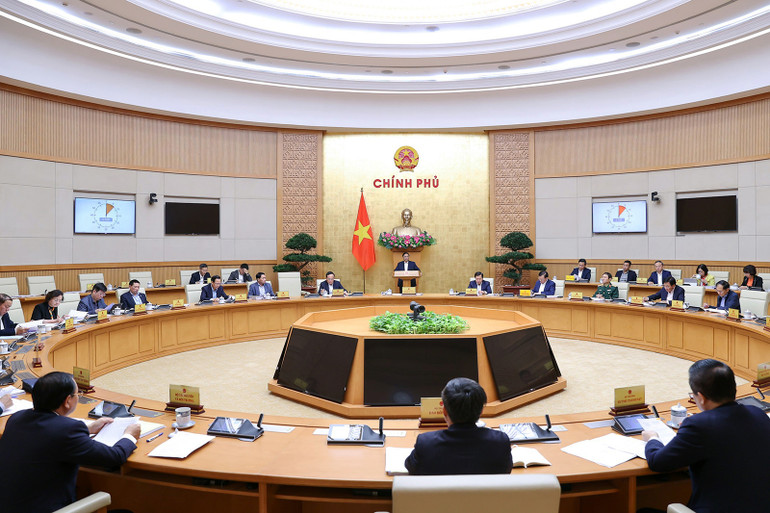 Theo chương trình, phiên họp cho ý kiến đối với 7 nội dung, gồm 3 đề nghị xây dựng luật, 4 dự án luật: Đề nghị xây dựng Luật Thủ đô (sửa đổi); đề nghị xây dựng Luật Phòng không nhân dân; dự án Luật Quản lý công trình quốc phòng, khu quân sự; đề nghị xây dựng Luật sửa đổi, bổ sung một số điều của Luật Đấu giá tài sản; dự án Luật Nhà ở (sửa đổi); dự án Luật Kinh doanh bất động sản (sửa đổi); dự án Luật Viễn thông (sửa đổi).