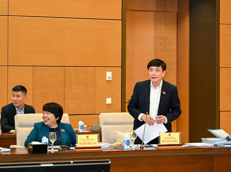 Tổng Thư ký, Chủ nhiệm Văn phòng Quốc hội Bùi Văn Cường báo cáo tại cuộc họp. (Ảnh: Duy Linh) Tổng Thư ký, Chủ nhiệm Văn phòng Quốc hội Bùi Văn Cường báo cáo tại cuộc họp. (Ảnh: Duy Linh)
