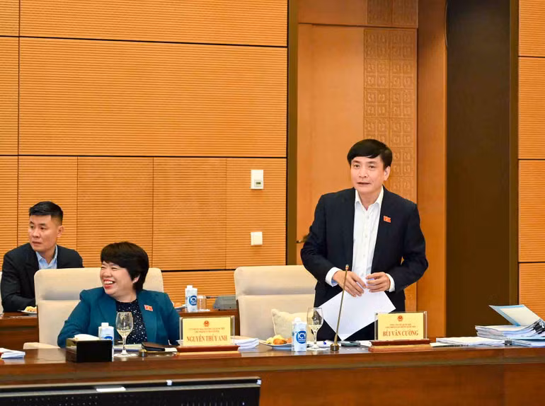 Tổng Thư ký, Chủ nhiệm Văn phòng Quốc hội Bùi Văn Cường báo cáo tại cuộc họp. (Ảnh: Duy Linh)