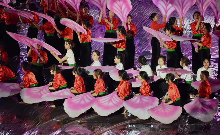 Chương trình nghệ thuật “Xòe Thái - Tinh hoa miền di sản”. Chương trình nghệ thuật “Xòe Thái - Tinh hoa miền di sản”.