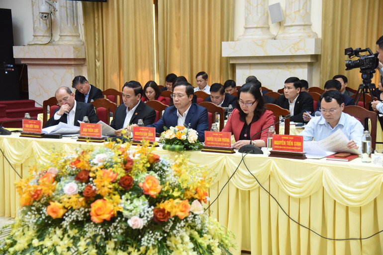 Các đồng chí lãnh đạo tỉnh Hòa Bình tham dự buổi làm việc. Ảnh: TRẦN HẢI